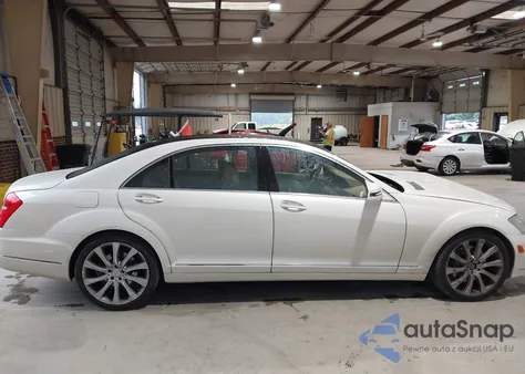 2013 Mercedes-Benz S 550 z USA, uszkodzony, nr VIN WDDNG7DB8DA493289